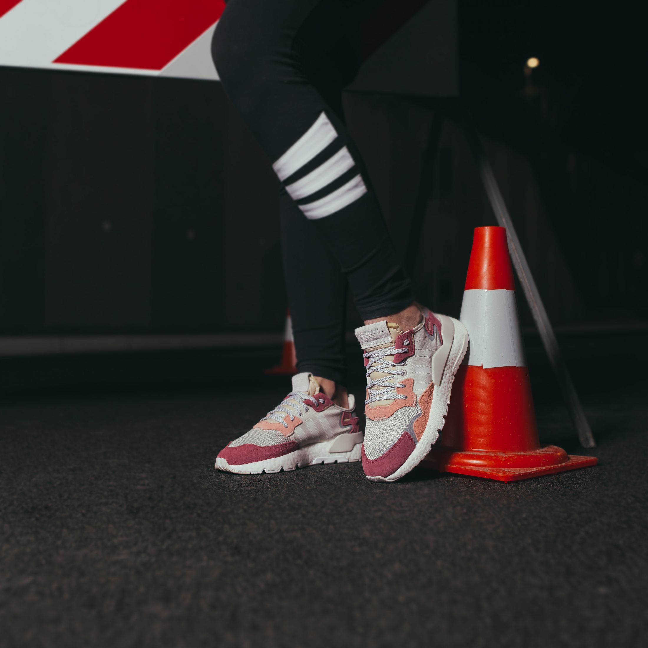 SVETLOBA V NO I DOBRODO LI ADIDAS NITE JOGGER Buzz Spletna